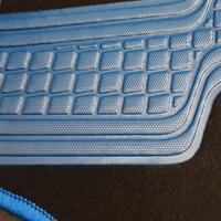Set Covorase Auto Universale Custo Bimaterial, Mocheta, negru cu bordura albastra, 4 buc